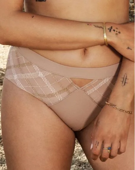 Boxer Louisa Bracq Albanach (Chair) 4 Boxer Louisa Bracq Albanach (Chair) – Image 2